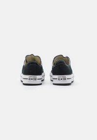 Schwarze Canvas-Low-Top-Sneaker mit weißen Gummisohlen und schwarzen Streifen. Zu den Merkmalen gehören runde Zehen, genähte Akzente und ein Logo an der Ferse.