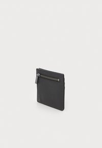 Portafoglio in pelle nera con finitura testurizzata, forma rettangolare slim, dotato di una tasca anteriore con zip e un discreto tag del marchio.