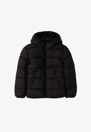 Chaqueta acolchada negra con capucha, cierre de cremallera, patrón de costuras verticales, dos bolsillos frontales y textura suave. Diseño ligero y aislante.