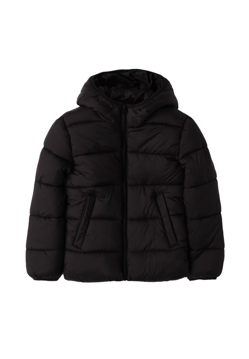 Chaqueta acolchada negra con capucha, cierre de cremallera, patrón de costuras verticales, dos bolsillos frontales y textura suave. Diseño ligero y aislante.