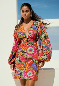 Next TALL FIT - LONG SLEEVE WAISTED - Laisvo kirpimo suknelė - bright pink floral