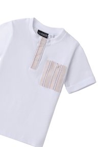 Camisa de manga corta blanca con escote estilo henley abotonado, que presenta un bolsillo a rayas en tonos beige y colores pastel. Tejido de algodón suave.