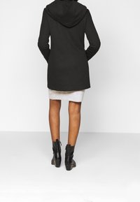 Vero Moda Petite Klassisk kappa / rock - black