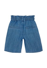 Denim shorts met een verzamelde elastische tailleband, in een middelblauwe wassing. Bevat twee achterzakken en een recht model.