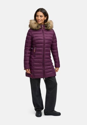 Giacca a vento viola con cappuccio foderato in pelliccia, maniche lunghe, design a righe verticali, zip frontale e tasche laterali. Abbinata a pantaloni larghi scuri.