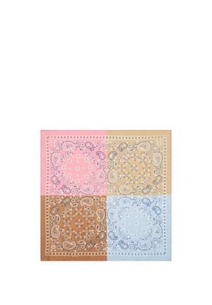 Kwadratowa bandana podzielona na cztery kolorowe sekcje z wzorami paisley i kwiatowymi w kolorach różowym, beżowym, brązowym i jasnoniebieskim.