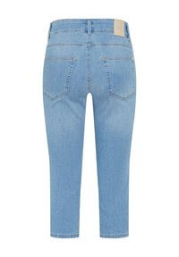 Jean capri en denim bleu clair avec une taille mi-haute, deux poches arrière et une coupe droite. Présente un patch en cuir beige avec la marque au niveau de la taille.