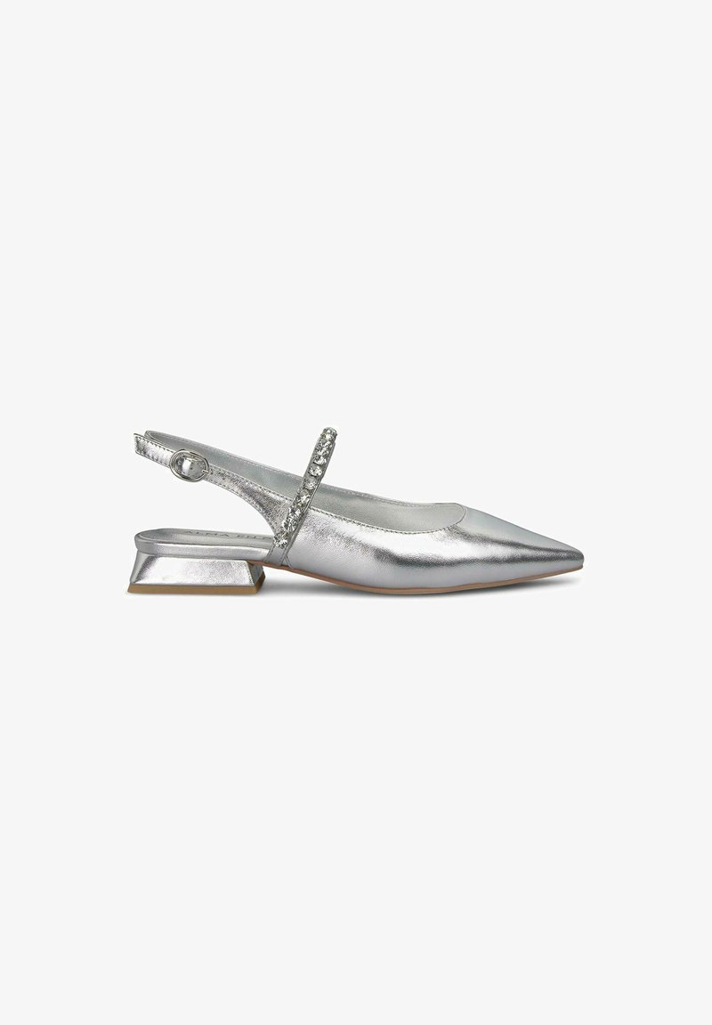 Zilveren metallic slingback met een spitse neus, platte metallic hak en decoratieve rhinestone band over de wreef. Soepele textuur.