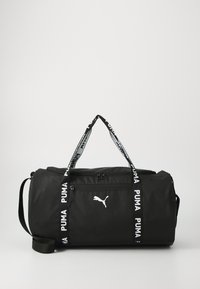 Sac de sport noir avec logo Puma blanc, en tissu durable, à doubles poignées, bandoulière réglable et accent latéral contrasté avec le nom de la marque.