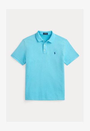 Jasnoniebieska koszulka polo z krótkim rękawem, z trzema guzikami i ciemnoniebieskim haftowanym logo konia na lewej piersi.