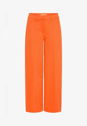 Pantaloni arancioni a gamba larga realizzati in un tessuto morbido, con frontale piatto e due pieghe verticali. Vita liscia con passanti per cintura.