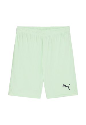 Lichtgroene sportshorts van ademend materiaal met een elastische tailleband en een zwart Puma-logo aan de linkerkant. Sterke textuur.