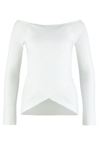 Haut blanc à manches longues, épaules dénudées, avec une texture côtelée et un ourlet asymétrique, présentant un design légèrement drapé.