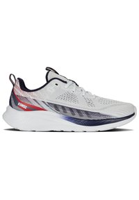 Weiße Sportschuhe mit einem Obermaterial aus Mesh, roten und blauen Akzenten, strukturiertem Sohlen und einem eleganten, stromlinienförmigen Design.