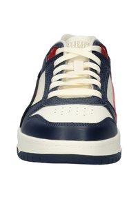 Marineblauwe en rode sportschoen met witte accenten. Heeft een gestructureerde marineblauwe bovenkant, witte veters, geperforeerde neus en een rubberen zool.