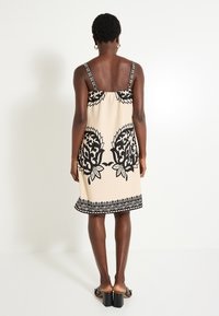 Grain de Malice Vestido informal - ecru