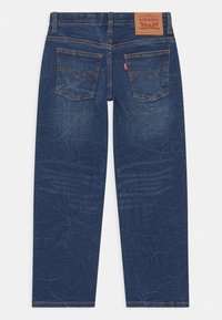 Mörkblå denimjeans med en något urblekt struktur. Har två bakfickor och ett märkesläderpatch på midjan. Klassisk rak passform.