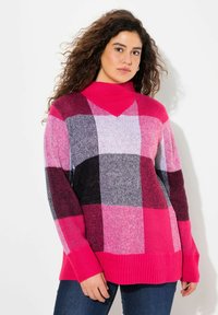 Maglione a maglia a quadri rosa e nero con collo alto, maniche lunghe, polsini e orlo a coste, caratterizzato da una texture morbida e un forte contrasto di colori.