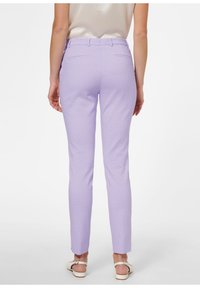Licht paarse, gemusterde broek met een slim fit, riemlussen en achterzakken. Gladde stof en enkel lengte ontwerp, gecombineerd met platte sandalen.