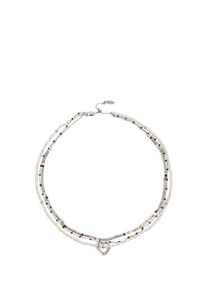 Collar de tres hilos con pequeñas perlas, cuentas tubulares multicolores y un colgante de plata en forma de corazón en el centro.