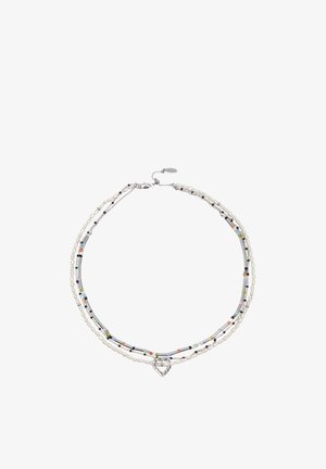 Collar de tres hilos con pequeñas perlas, cuentas tubulares multicolores y un colgante de plata en forma de corazón en el centro.