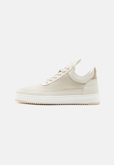 Beige sneakers van gestructureerd leer met gladde accenten, uitgerust met een witte rubberen zool en zes vetergaatjes, ontworpen voor casual gebruik.