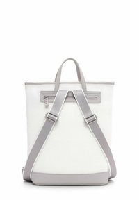 Mochila de malla blanca con acentos de cuero gris, que presenta asas superiores dobles y correas ajustables. Diseño minimalista con detalle de cremallera horizontal.