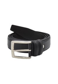 Cinturón de cuero negro enrollado con hebilla rectangular plateada sobre un fondo blanco.