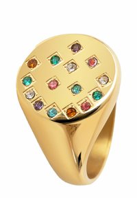 Anillo de oro con una parte superior redonda y gemas de colores múltiples y facetadas dispuestas en un patrón de cuadrícula. Acabado suave y pulido.