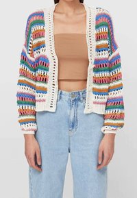 Häkel-Cardigan in mehrfarbigen Streifen, mit offenem Vorderteil, langen Ärmeln und strukturiertem Strickmuster. Trägt man über einem enganliegenden Oberteil und Jeans.