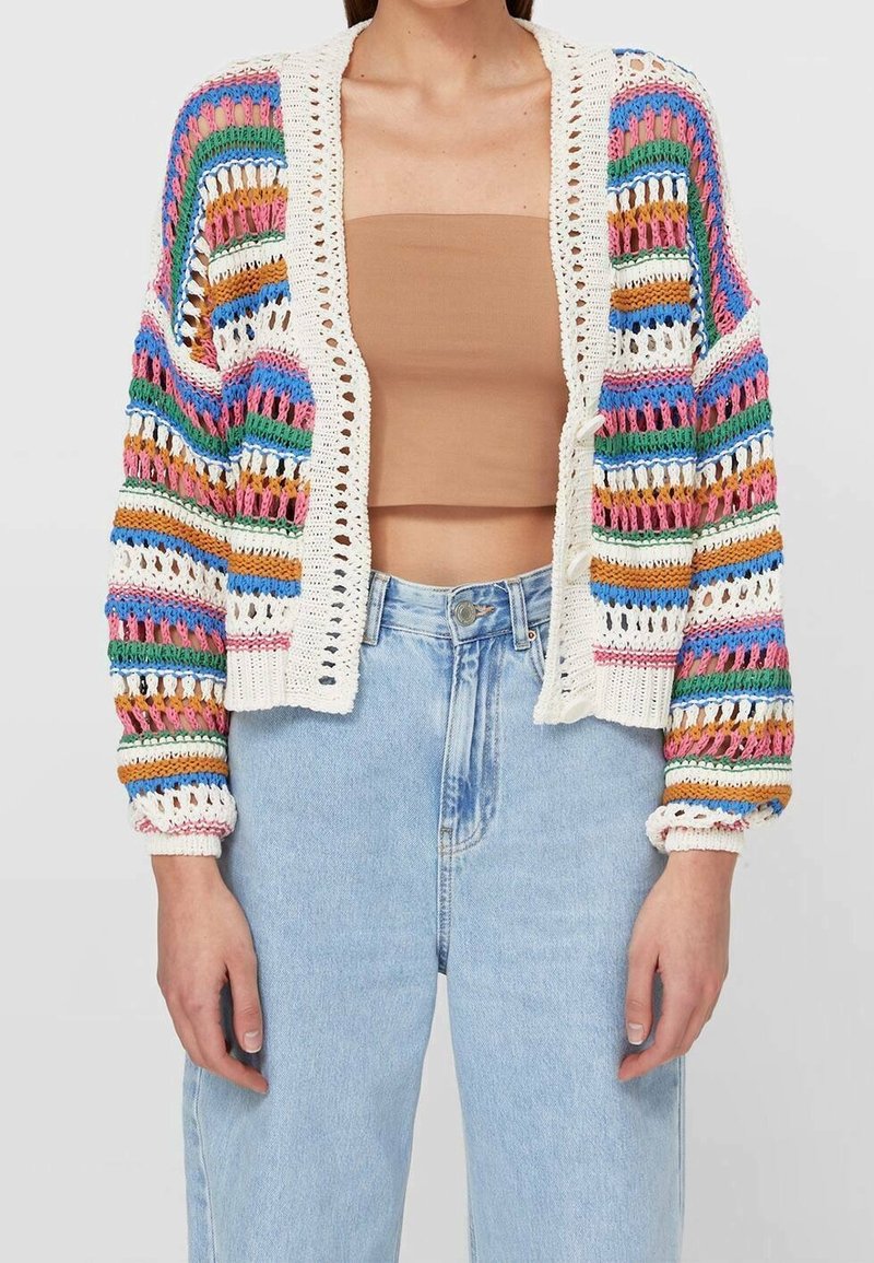 Häkel-Cardigan in mehrfarbigen Streifen, mit offenem Vorderteil, langen Ärmeln und strukturiertem Strickmuster. Trägt man über einem enganliegenden Oberteil und Jeans.