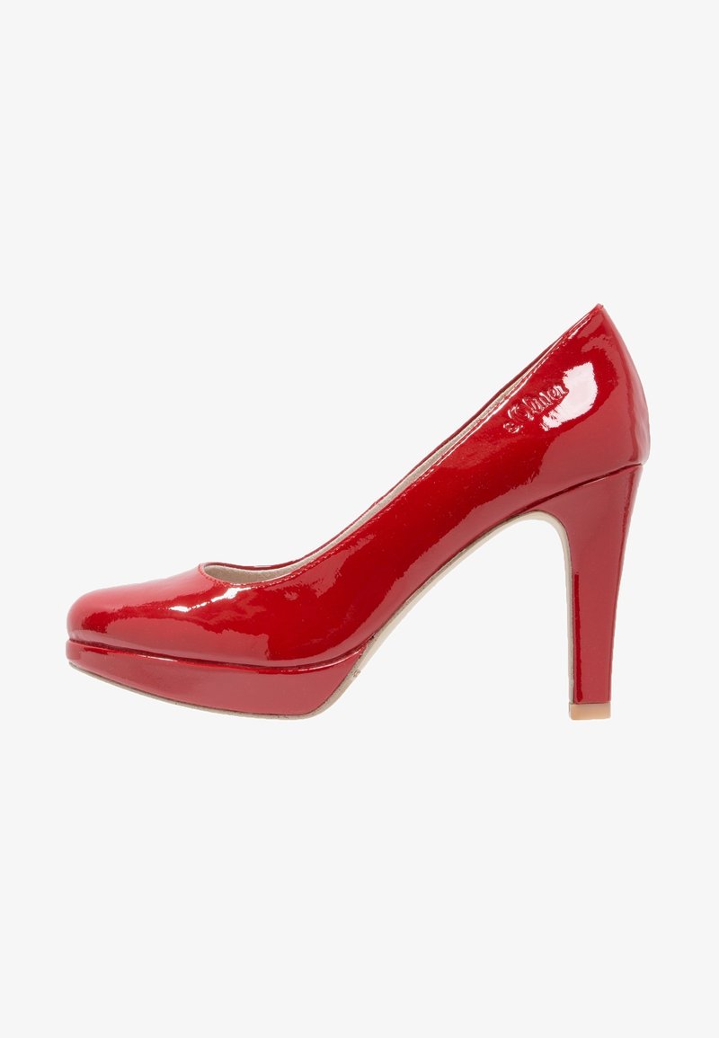 Pompe à talons hauts en cuir laqué rouge avec un bout arrondi, semelle compensée et une forme ajustée. Présente une finition lisse et brillante.