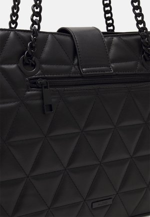 Schwarze gesteppte Handtasche mit dreieckiger Steppung, einer vorderen Reißverschlusstasche, Kettenriemen und einem kleinen ALDO Markenlabel unten vorne.