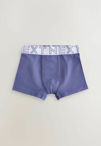 Boxers en coton violet avec une ceinture blanche affichant "NEXT" en lettres bleues. Texture lisse, design à taille mi-haute et jambes courtes.