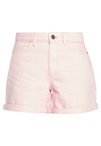 Short en denim rose clair avec ourlets roulés, bouton à l'avant, fermeture éclair, passants de ceinture et poches avant, présenté sur fond blanc.