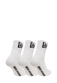 Calzini bianchi in cotone a manica corta con un logo nero sul polsino e "NEW ERA" stampato sul lato; tre paia esposti insieme.