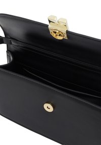 Schwarze Ledertasche mit goldfarbener Schnappverschluss und glatter Textur. Innen gibt es mehrere Fächer zur Organisation.
