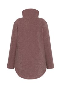 Fleece pullover i støvet rosa. Har en høj krave, lange ærmer og en rund kant. Blød tekstur uden synlige lukninger.