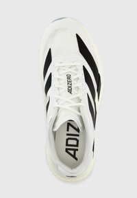 Chaussure de course Adidas Adizero blanche avec des bandes noires et des lacets blancs, vue de dessus sur un fond gris clair.