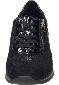 Zwarte sneaker met een mix van suède en lakleer. Heeft veters en een zijrits. Afgeronde neus en textuurdetails op de bovenkant.