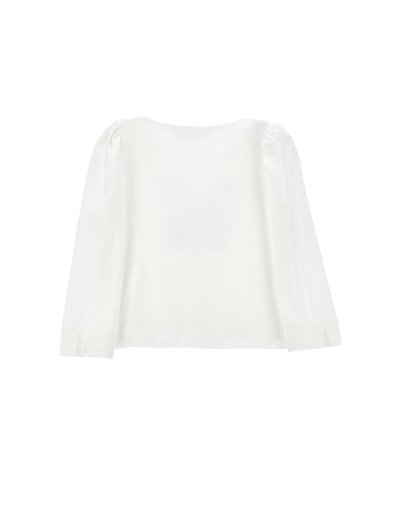 Hvit bluse med rund hals og puffermer, som har en glatt tekstur og delikate mansjetter ved ermene.