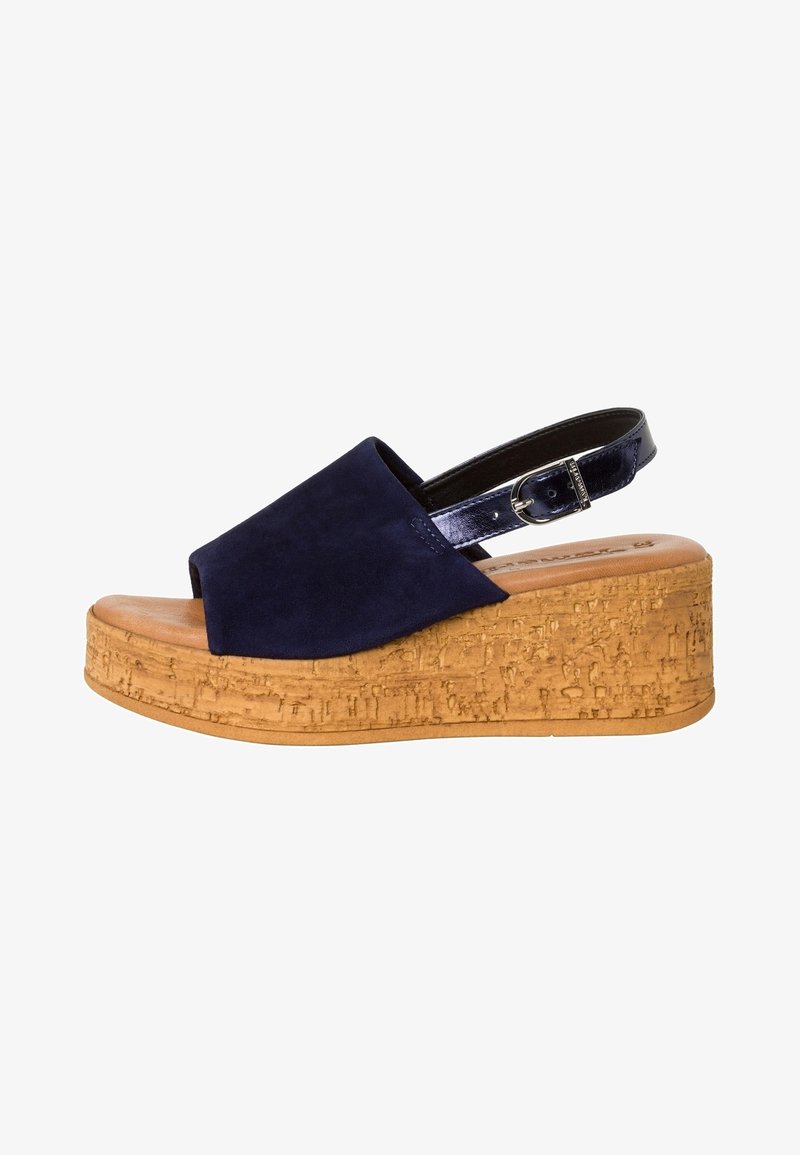 Sandales à plateforme en daim marine avec une semelle en liège, design à bout ouvert, et une bride à l'arrière en cuir verni avec une boucle en argent.