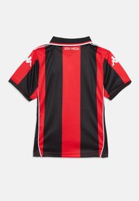 Jersey de manga corta a rayas rojas y negras con un cuello blanco, que presenta el texto y el logo "ISSA NISSA" en la parte posterior. Fabricado con una tela ligera.