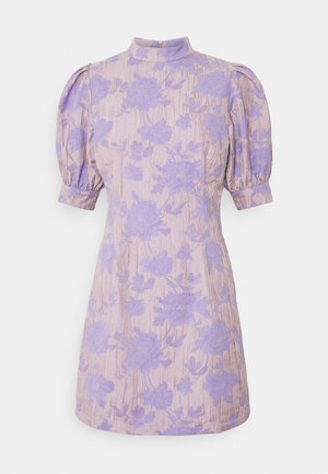 Robe courte lilas à motif floral avec manches mi-pouffées et col montant, en tissu texturé.