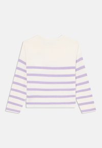 Maglietta a maniche lunghe con base color crema e righe orizzontali in nuance pastello viola. Presenta un collo rotondo e una vestibilità comoda. Materiale morbido in cotone.