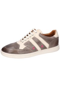 Braune und cremefarbene Ledersneaker mit perforierter Zehenpartie, rosa Ösen und weißer Sohle. Verfügt über eine glatte Textur und kantige Designelemente.