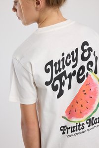 Weißes Baumwoll-T-Shirt mit einem schwarzen Grafikwriting "Juicy & Fresh" und einer Illustration einer Wassermelone auf der Rückseite.