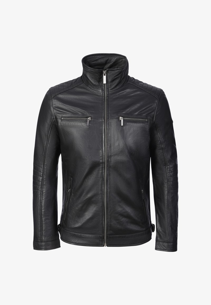 Veste en cuir noire avec col cheminée, fermeture éclair frontale, deux poches poitrine zippées et détails matelassés aux épaules et aux manches.