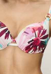 Dwukolorowy biustonosz bikini z kwiatowymi wzorami w kolorach różowym, czerwonym i turkusowym, z bezszwowymi miseczkami, regulowanymi ramiączkami oraz złotymi akcentami.