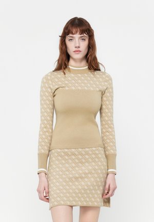 Abito in maglia beige con motivo geometrico crema, maniche lunghe, collo alto e rifiniture a contrasto ai polsini e all'orlo. Texture morbida.